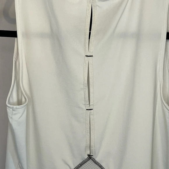 Zuda Activewear top size XS, cool comfy stretchy slits in back white gray NEW - Picture 6 of 8